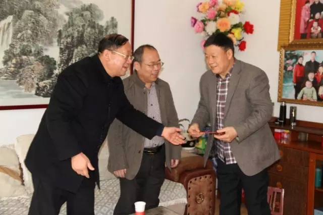 龍鋼集團公司黨政工領(lǐng)導到韓城片區(qū)看望慰問離退休老干部