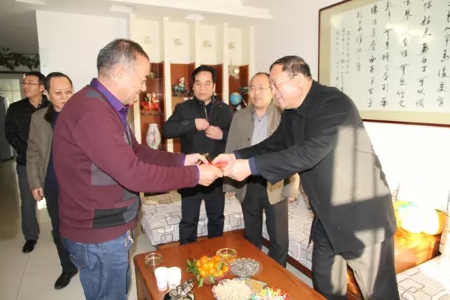 龍鋼集團公司黨政工領(lǐng)導到韓城片區(qū)看望慰問離退休老干部