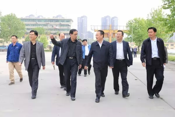 蓮湖區(qū)區(qū)長(zhǎng)到西鋼、紅光物流公司視察工作