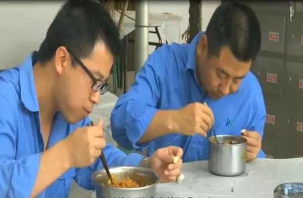 職工食堂飯菜改革  讓“眾口難調(diào)”不再難---華富新能源公司“兩學(xué)一做”教育活動側(cè)記