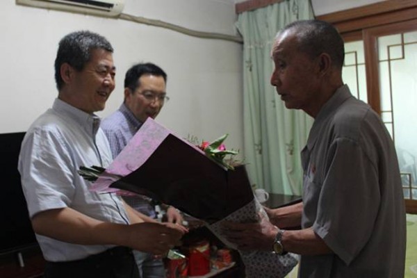 胡保存到西鋼公司、紅光物流公司慰問看望困難老黨員