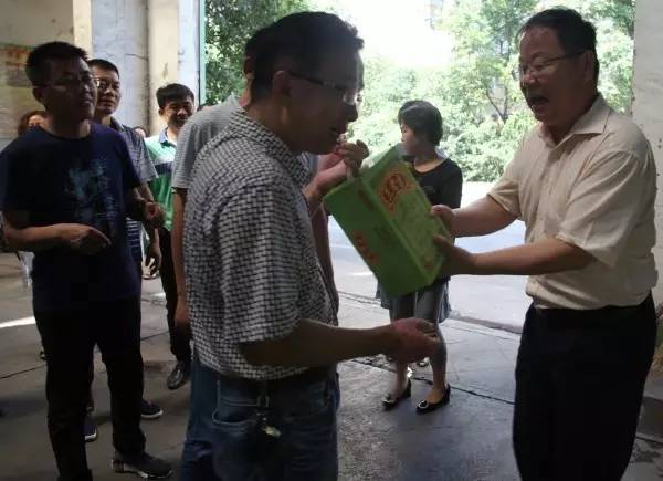 董銀師、史明奇、陳輝一行到基層單位慰問(wèn)送清涼