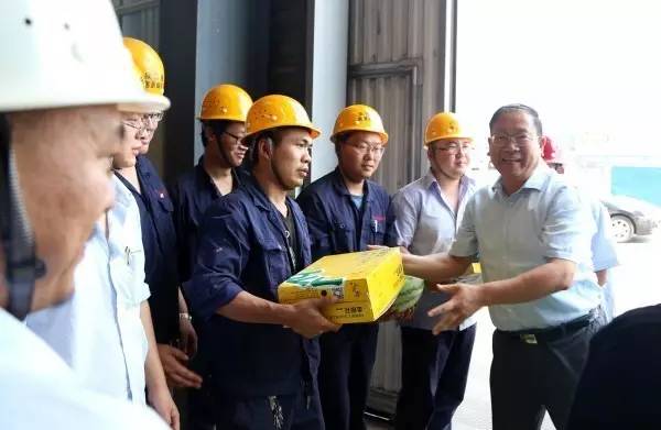 董銀師、劉光明、陳輝赴基層單位慰問(wèn)送清涼