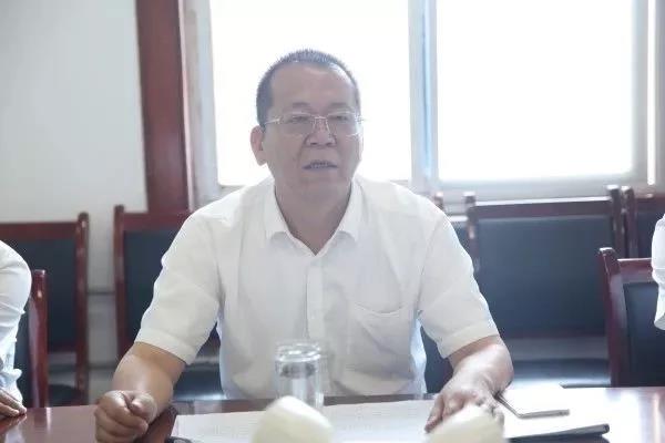 龍鋼集團(tuán)黨委理論學(xué)習(xí)中心組開展先進(jìn)典型教育及黨章黨規(guī)專題學(xué)習(xí)