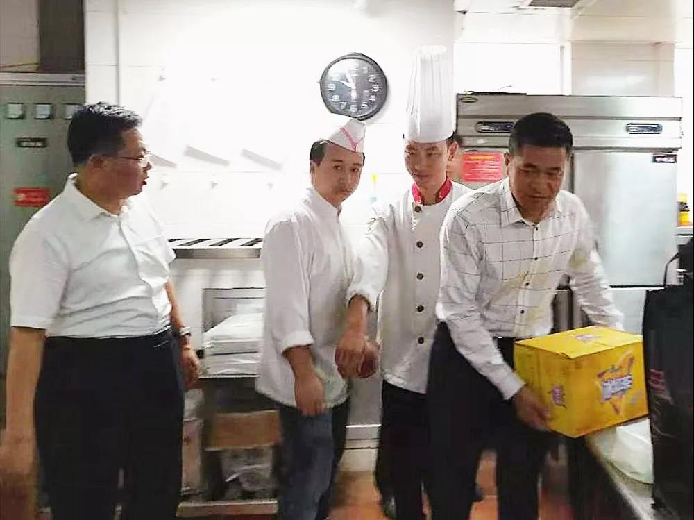 酒店板塊開展“不忘初心、牢記使命”主題教育專題調(diào)研、二季度績(jī)效考核檢查及送清涼活動(dòng)
