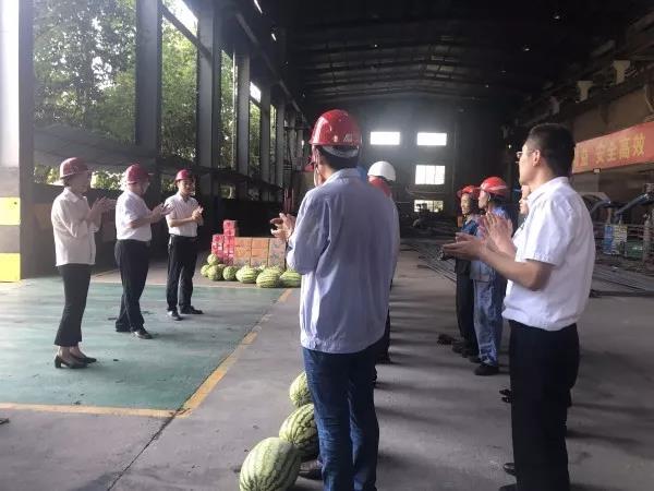 龍鋼集團領導到鋼加公司生產(chǎn)車間慰問送清涼