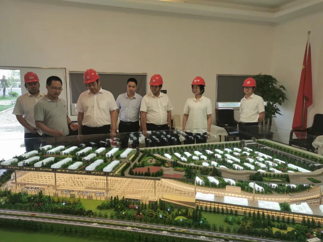 鄂陜攜手共促三秦建設(shè) 國家脊梁展現(xiàn)企業(yè)擔(dān)當(dāng)——龍鋼集團(tuán)獲贈(zèng)錦旗 鄂陜攜手共促三秦建設(shè) 國家脊梁展現(xiàn)企業(yè)擔(dān)當(dāng)——龍鋼集團(tuán)獲贈(zèng)錦旗